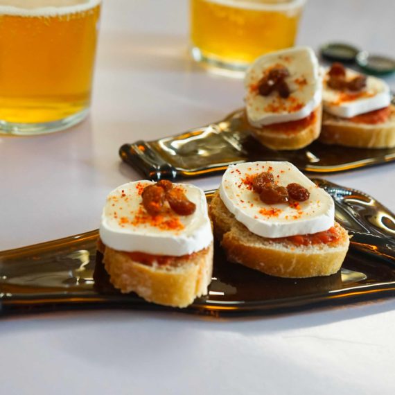 Bouteilles en verres plates avec son assortiment de charcuterie