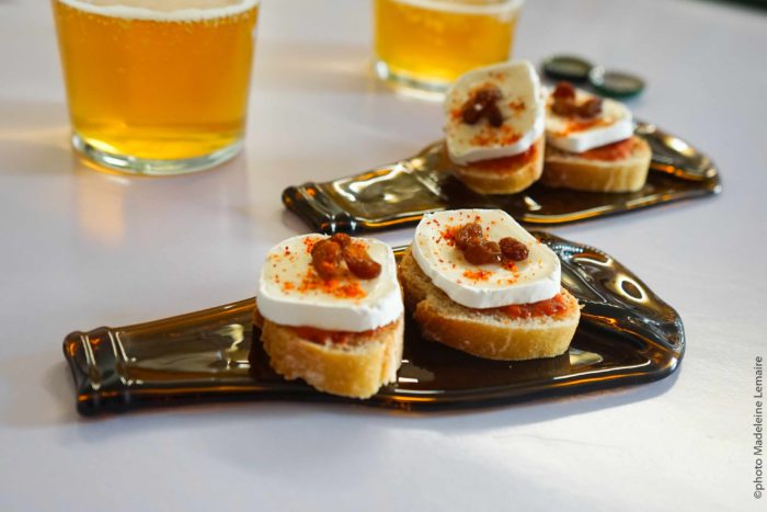 Bouteilles en verres plates avec son assortiment de charcuterie