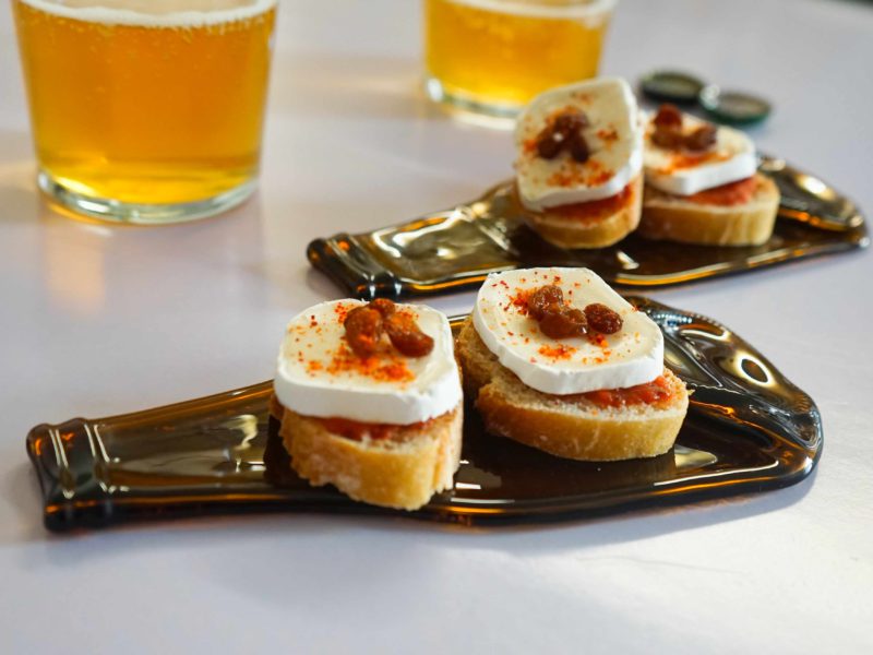 Bouteilles en verres plates avec son assortiment de charcuterie