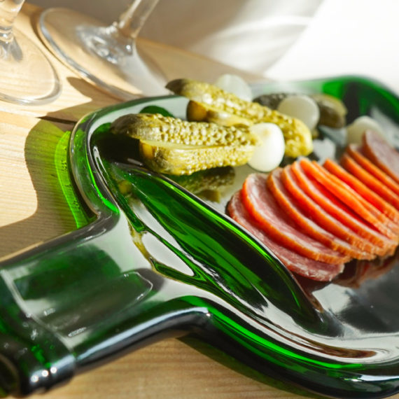 Bouteilles en verres plates avec son assortiment de charcuterie