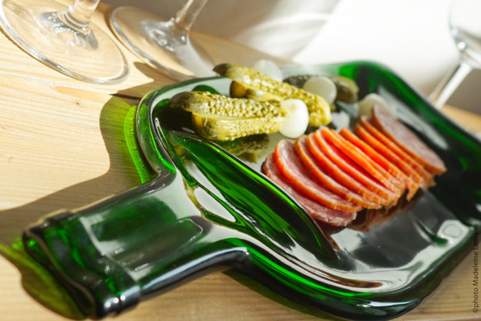 Bouteilles en verres plates avec son assortiment de charcuterie